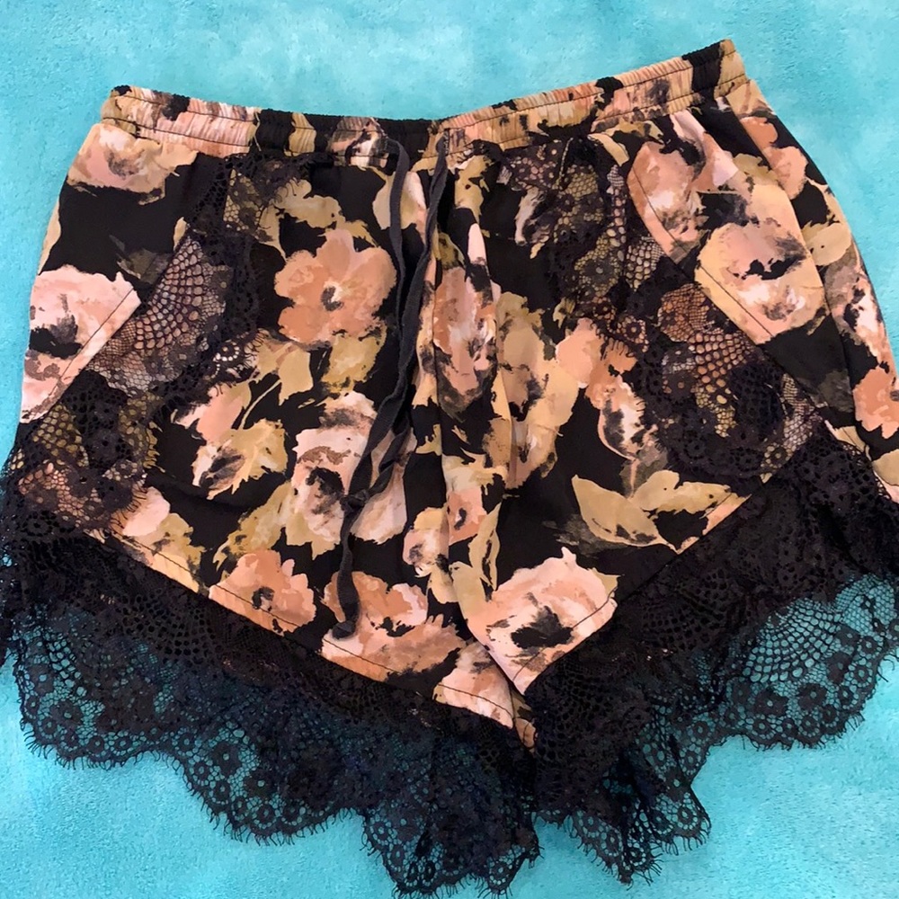 Ditzy Daizy lined floral lace shorts size small
